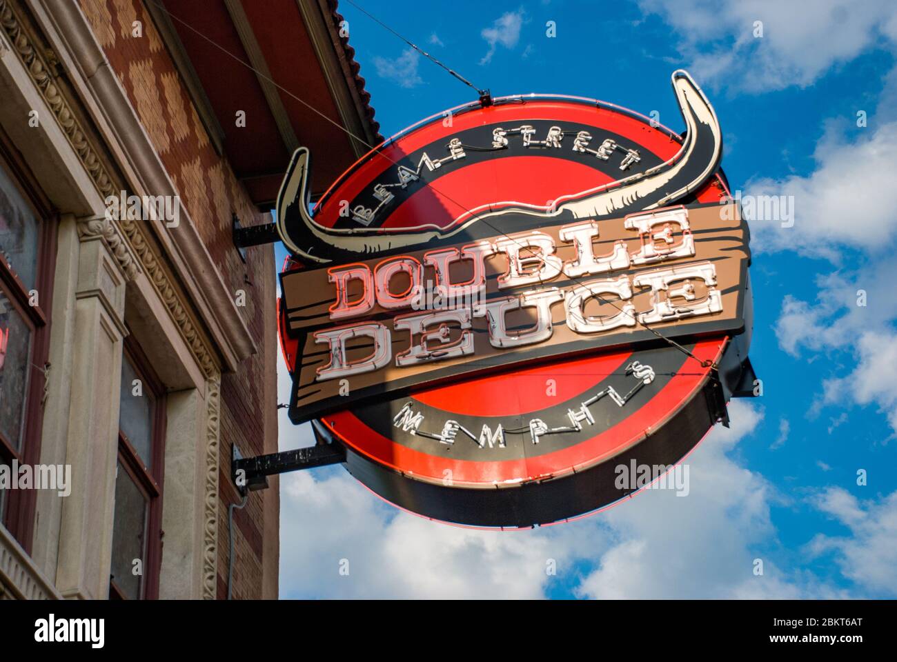 Cartello per il bar Double Deuce sulla famosa Beale Street a Memphis, Tennessee Foto Stock