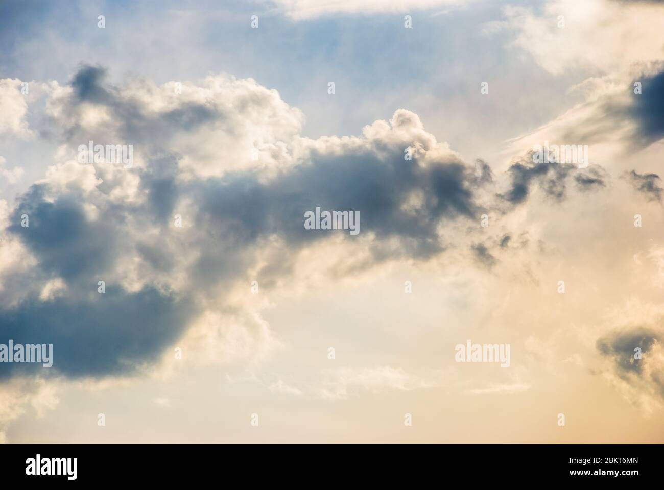 Calda luce serale retroilluminazione nuvole nel cielo. Foto Stock