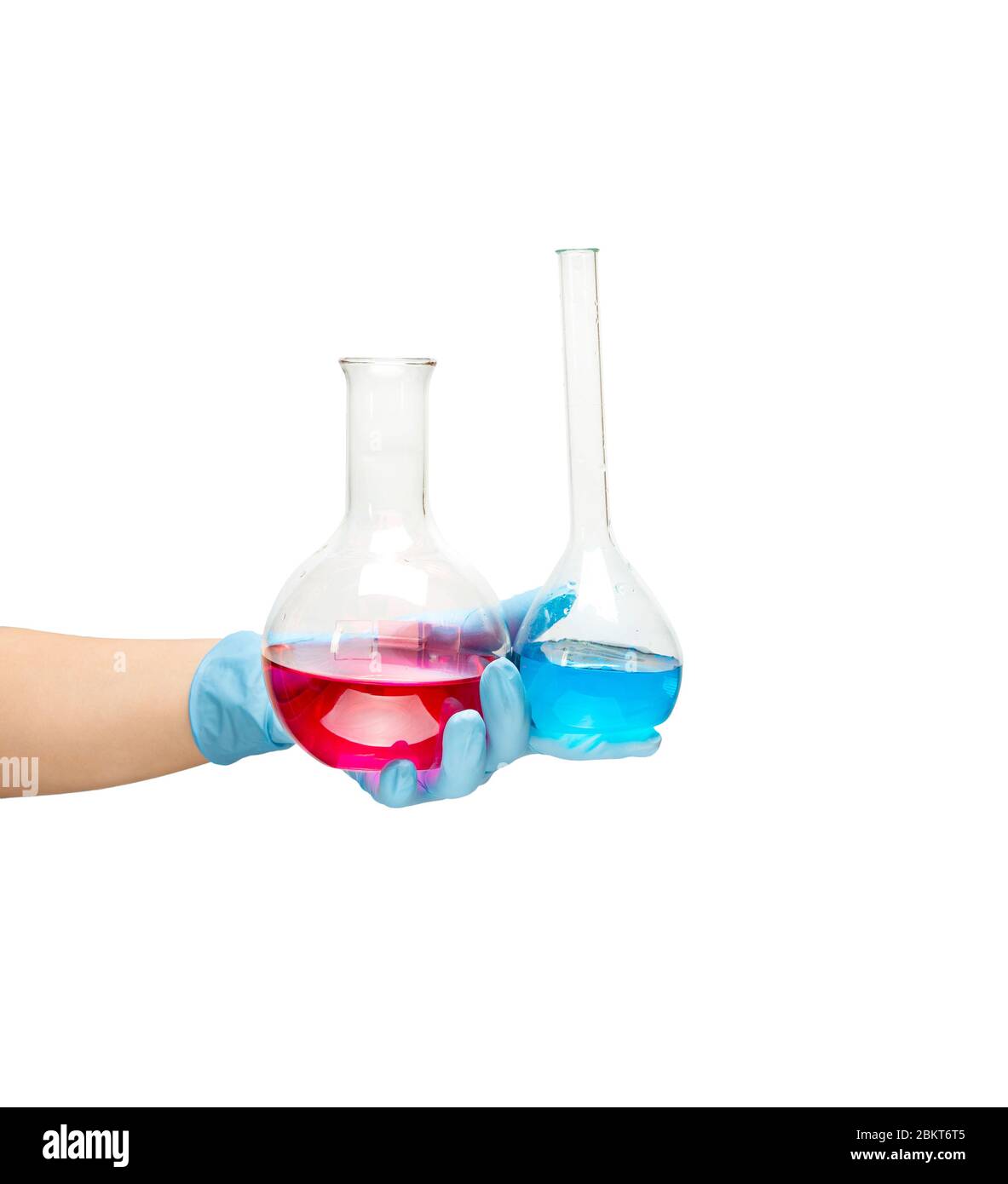 Mani femminili di un medic in guanti di gomma blu sicuri in cui il liquido è un vaccino blu rosso, lo sviluppo di farmaci. Isolare su uno sfondo bianco. Foto Stock