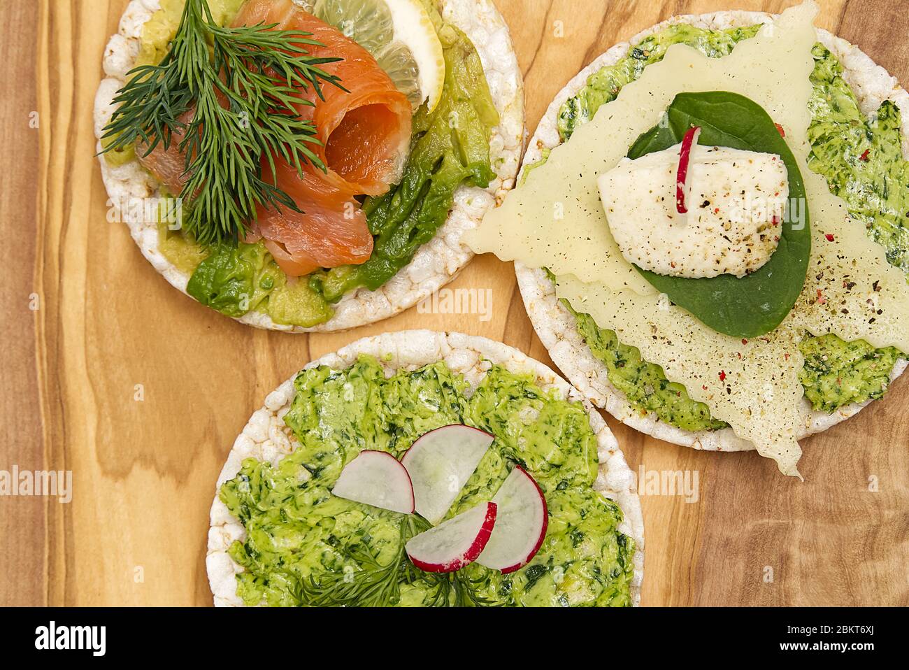 cibo sano torta di riso sandwich salato su tavola di legno. Torte di riso come concetto di colazione leggera. Foto Stock