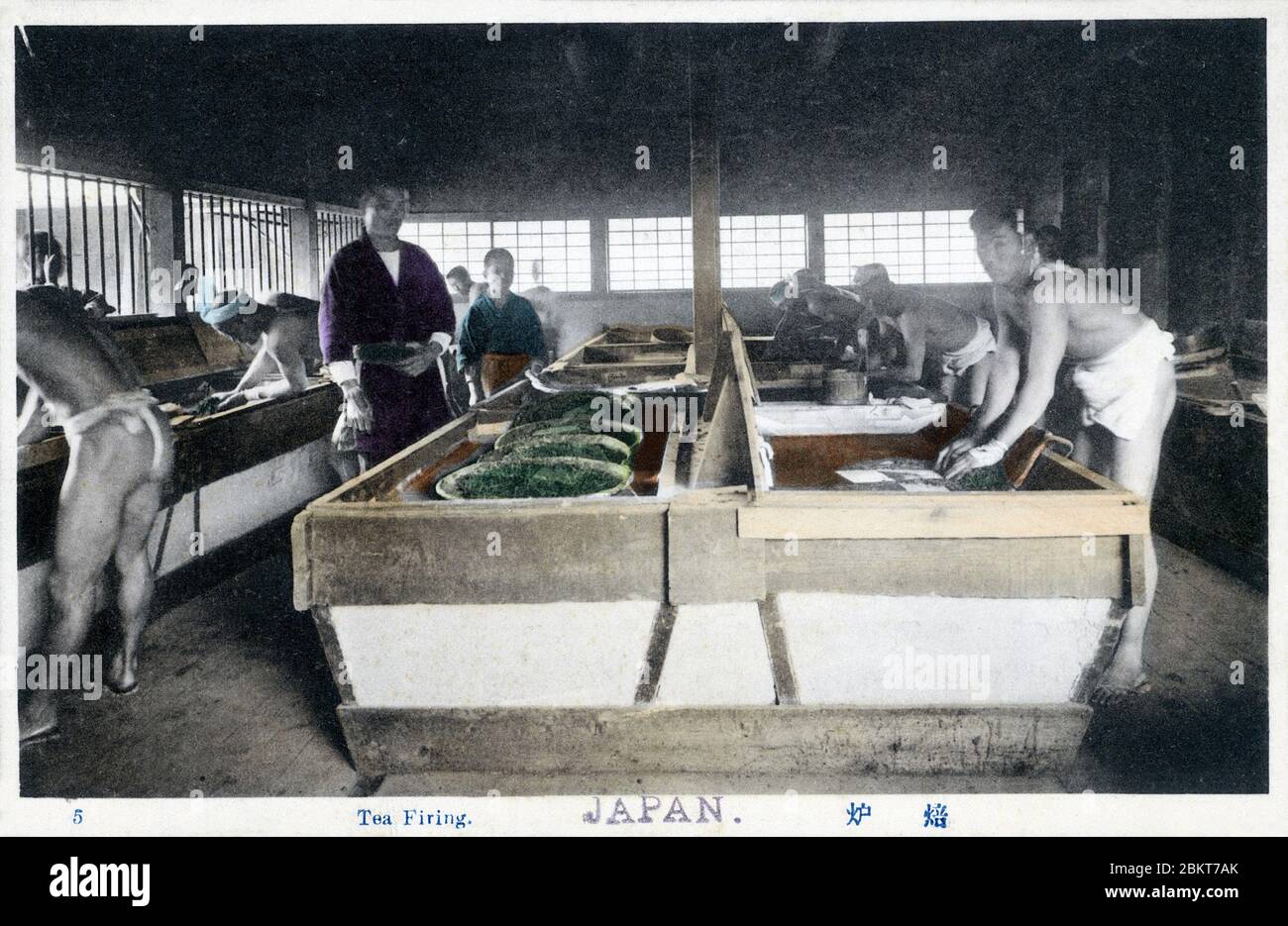 [ 1900 Giappone - lavoratori giapponesi che sparano il tè ] - uomini che non indossano altro che fundoshi (vestiti di lombo) stanno sparando il tè. Il tè che si asciuga rimuove l'umidità dal tè, riscalda gli enzimi nelle foglie e arresta l'ossidazione. cartolina vintage del xx secolo. Foto Stock