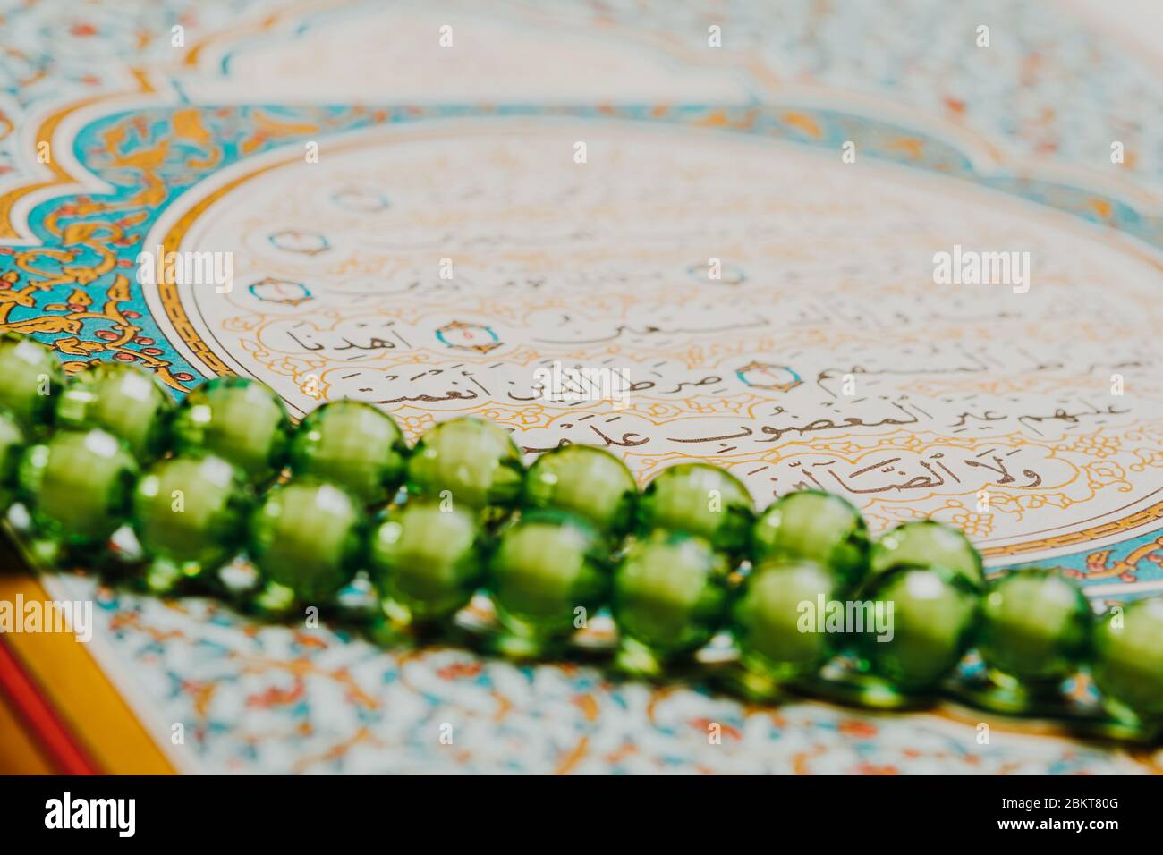 Sarajevo / Bosnia ed Erzegovina - 03.05.2020:agrifoglio islamico di Quran primo piano in su in Ramadan Kareem con le perle di preghiera Foto Stock