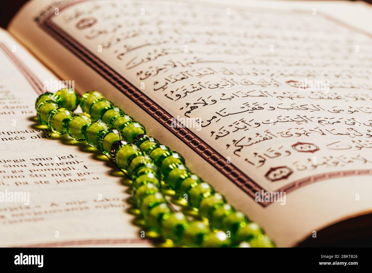 Sarajevo / Bosnia ed Erzegovina - 03.05.2020:Holly Quran libro islamico primo piano in Ramadan Kareem con la preghiera mat orientale Foto Stock