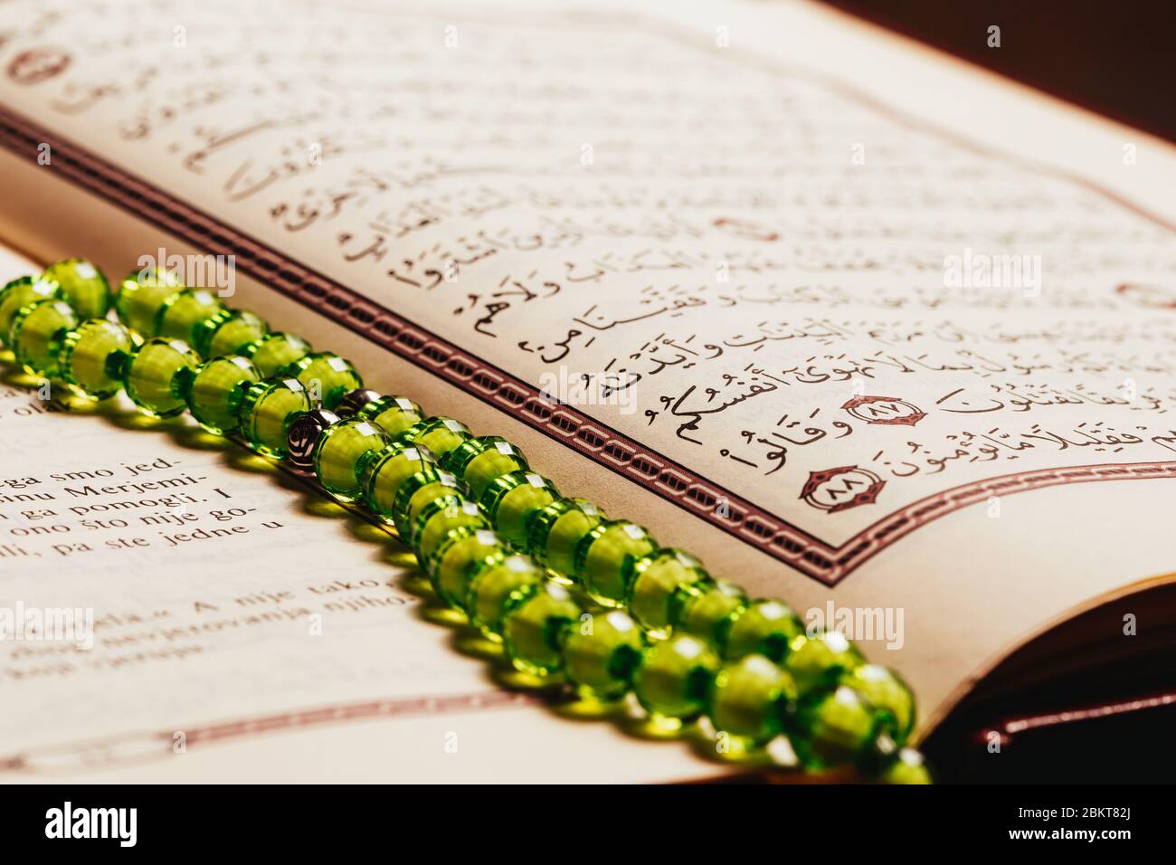 Sarajevo / Bosnia ed Erzegovina - 03.05.2020:Holly Quran libro islamico primo piano in Ramadan Kareem con la preghiera mat orientale Foto Stock