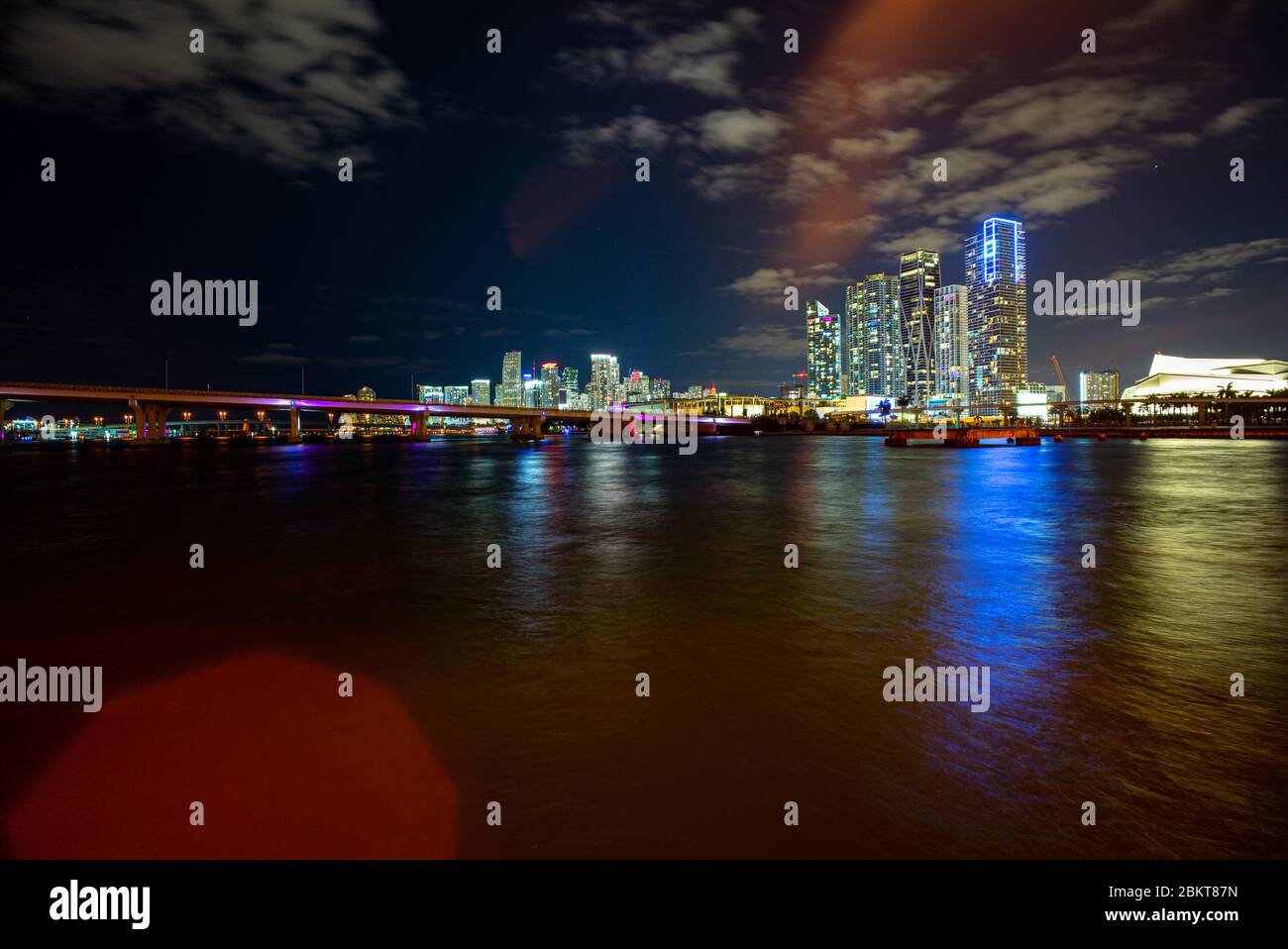 Skyline di Miami vista da Biscayne Bay. Bayside Marketplace Miami Downtown dietro il MacArthur Causeway girato dal Venetian Causeway. Foto Stock