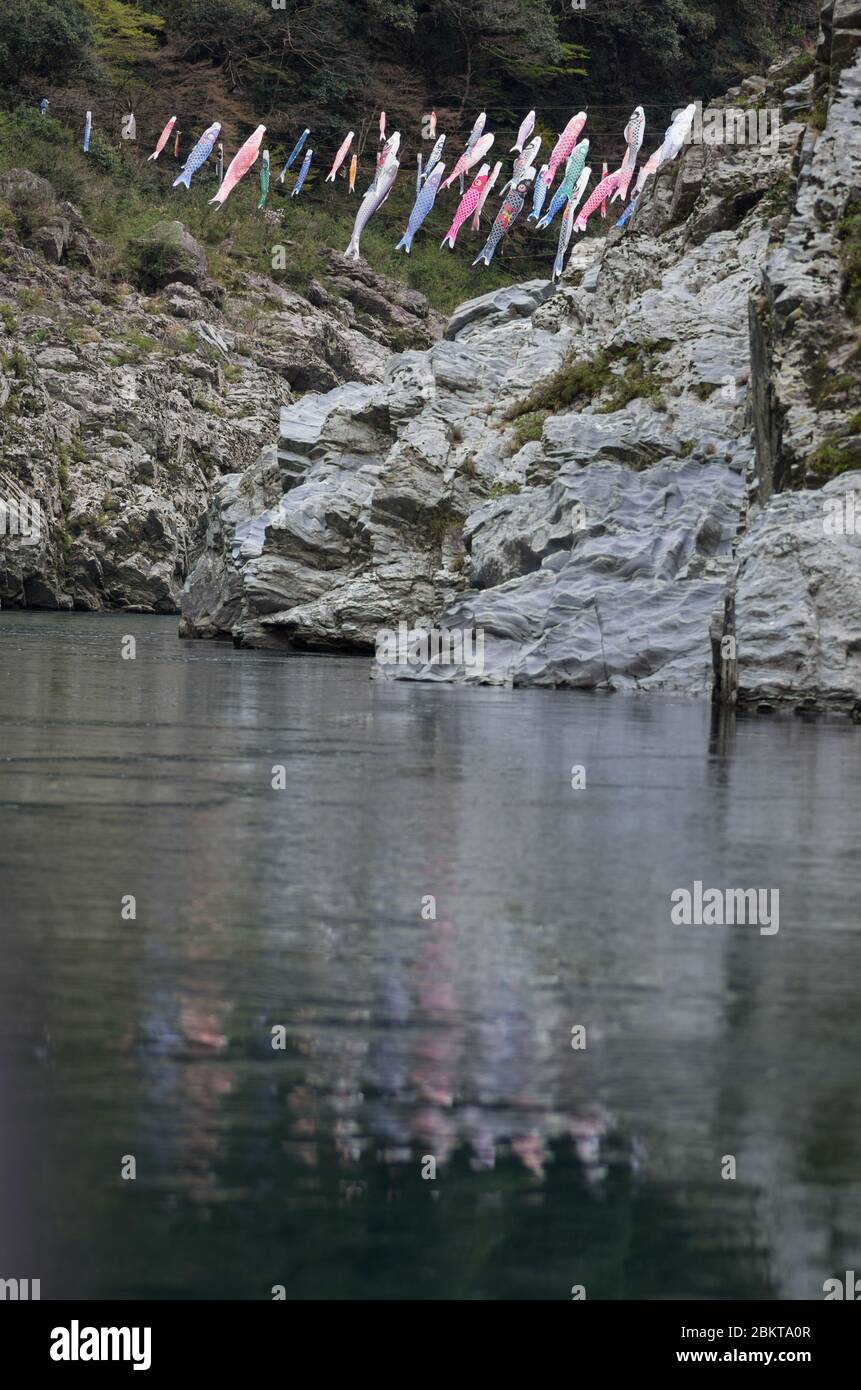 Striscioni di carpe Koinobori sopra il fiume Yoshino nella gola di Oboke, Shikoku, Giappone Foto Stock