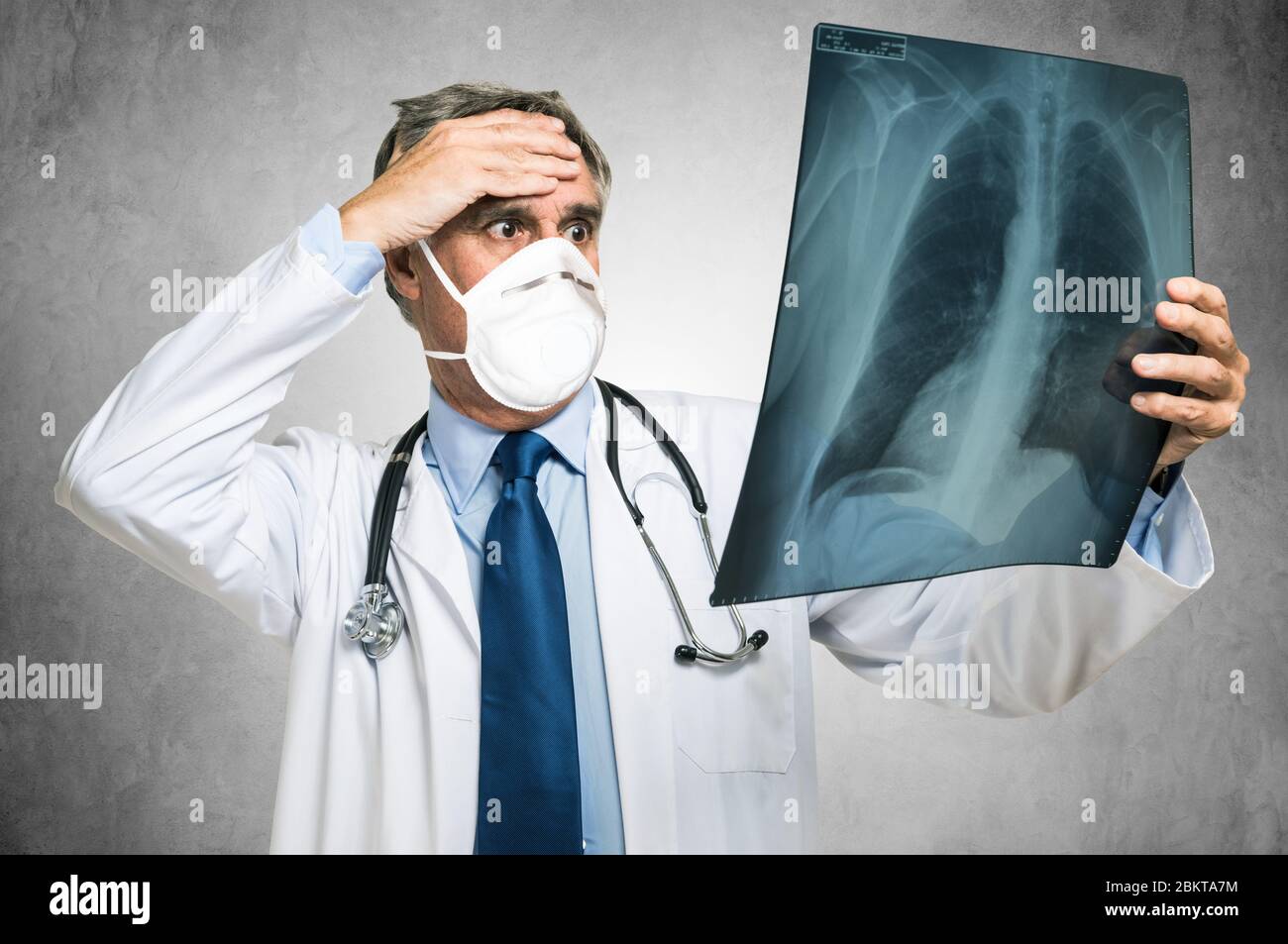 Medico disperato che guarda una radiografia polmonare, concetto di coronavirus Foto Stock