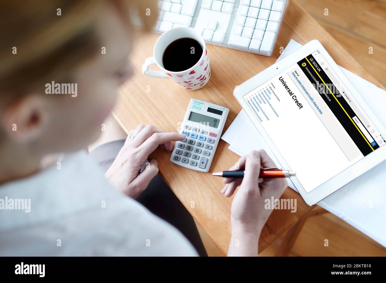 Donna che fa domanda di credito universale Foto Stock