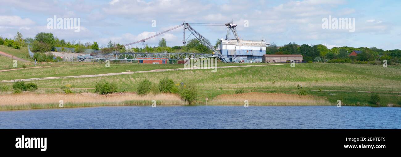 Panorama di un gigante dragline a piedi Ruston Bucyrus 1150BE, che è un museo di dragline situato all'ingresso del RSPB St Aidan's Country Park a Leeds Foto Stock