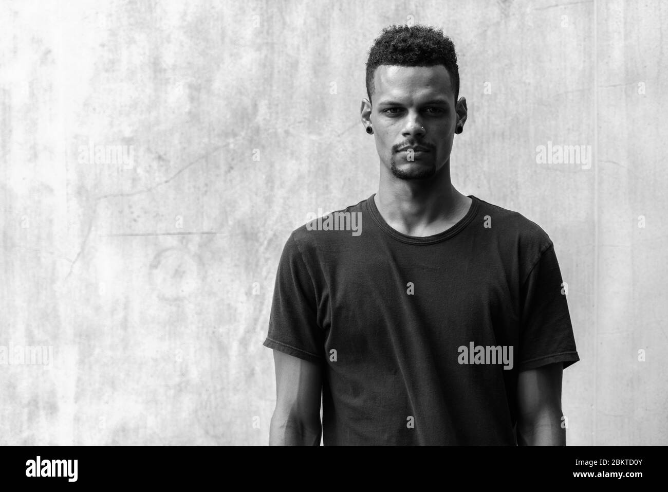 Giovane bell'uomo africano bearded all'aperto in bianco e nero Foto Stock