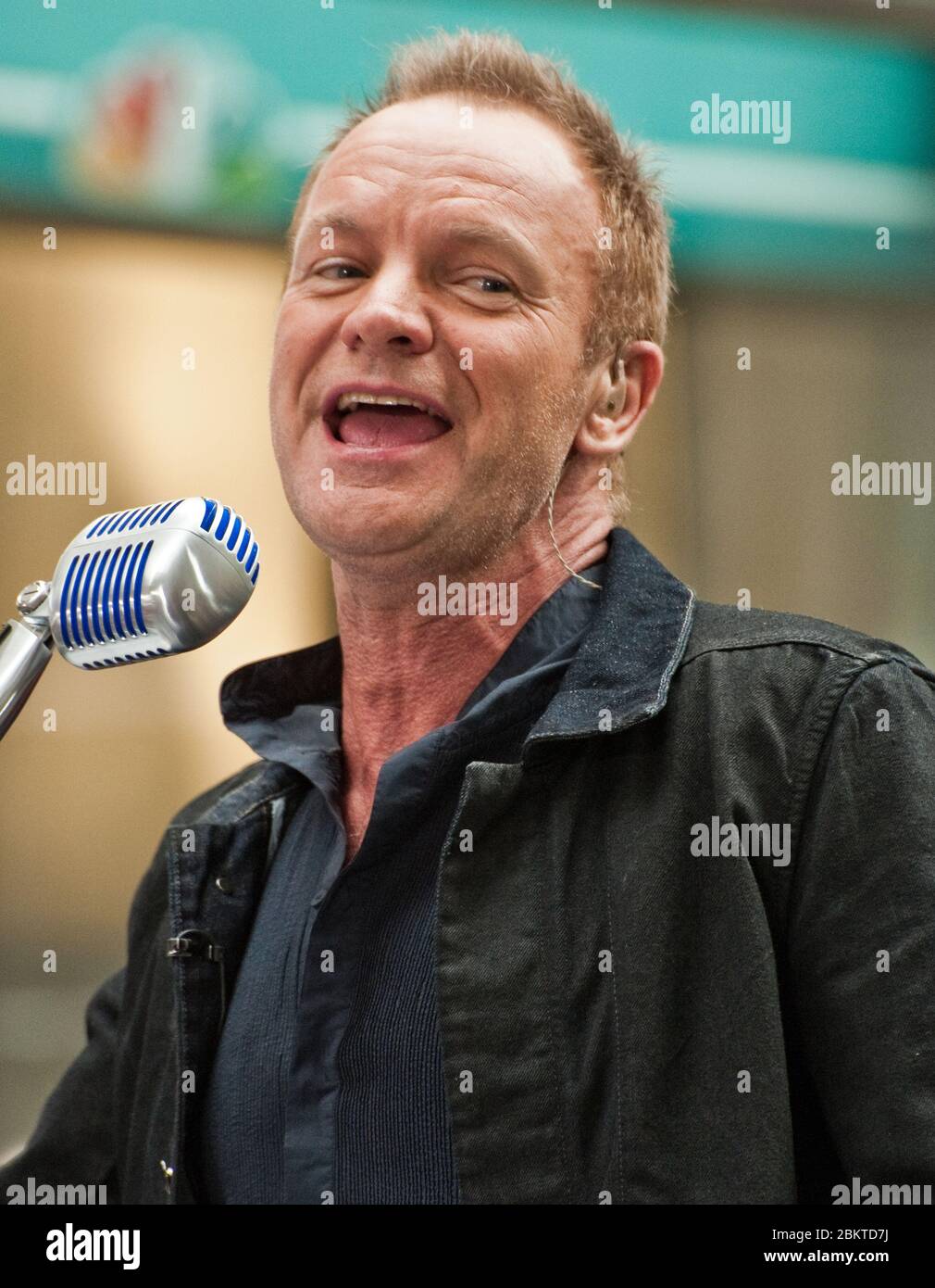 NEW YORK, NY, USA - 14 MAGGIO 2010: Sting si esibisce nella serie di concerti della NBC 'Today' Show al Rockefeller Plaza. Foto Stock