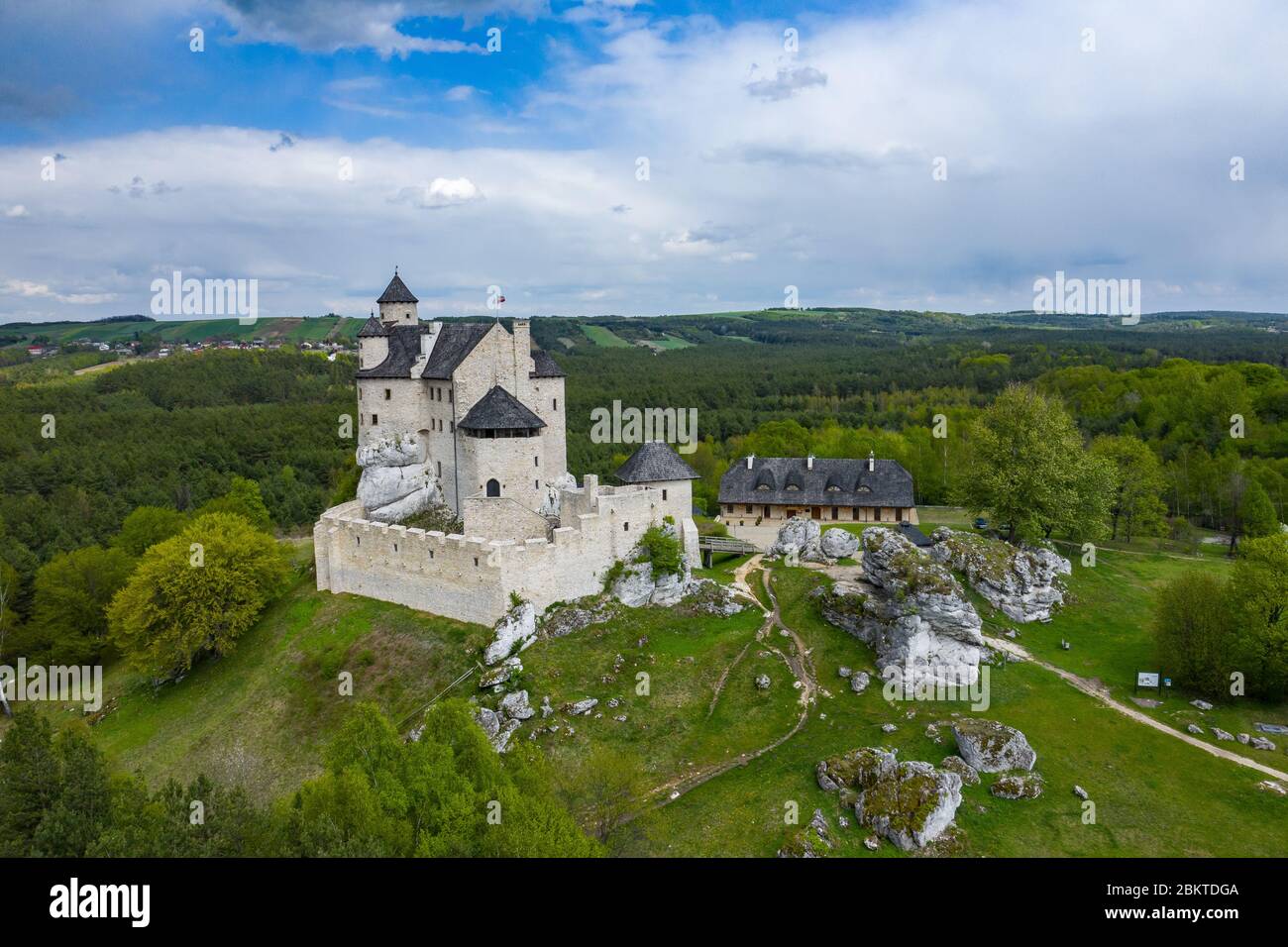 BOBOLICE, POLONIA - 05 MAGGIO 2020: Veduta aerea del Castello Bobolice, una delle fortezze più belle sul sentiero dei nidi delle Aquile. Fortezza medievale in Foto Stock