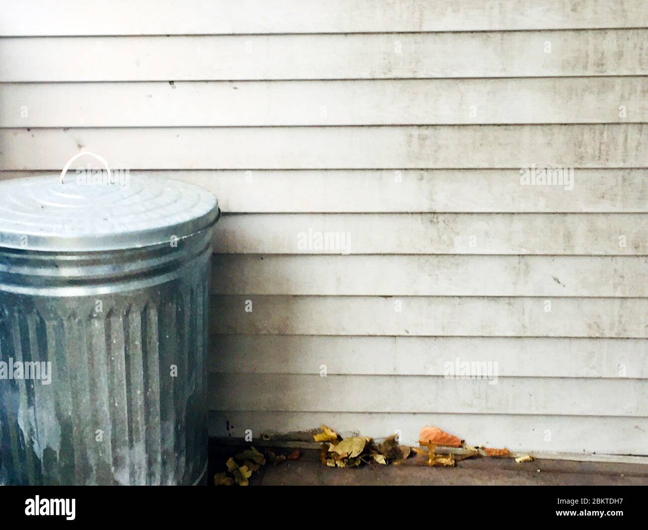 cestino può spazzare spazzatura cestino cestino spazzatura cestino fuori  contro muro mattone sfondo spazzatura con spazio di copia - foto di scorta,  foto di scorta, immagine Foto stock - Alamy