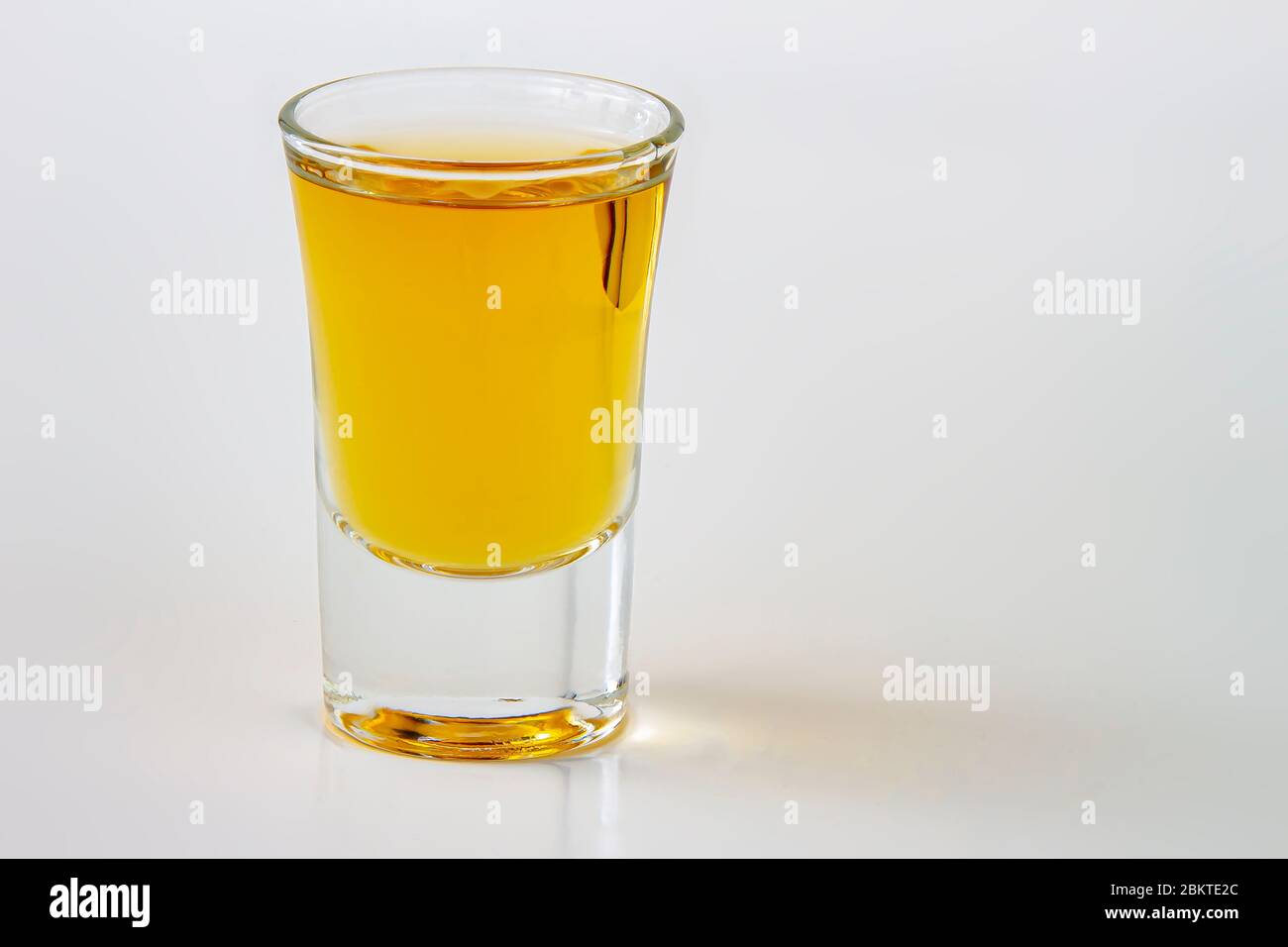 Una vista orizzontale di una bevanda a base di liquore su sfondo bianco Foto Stock