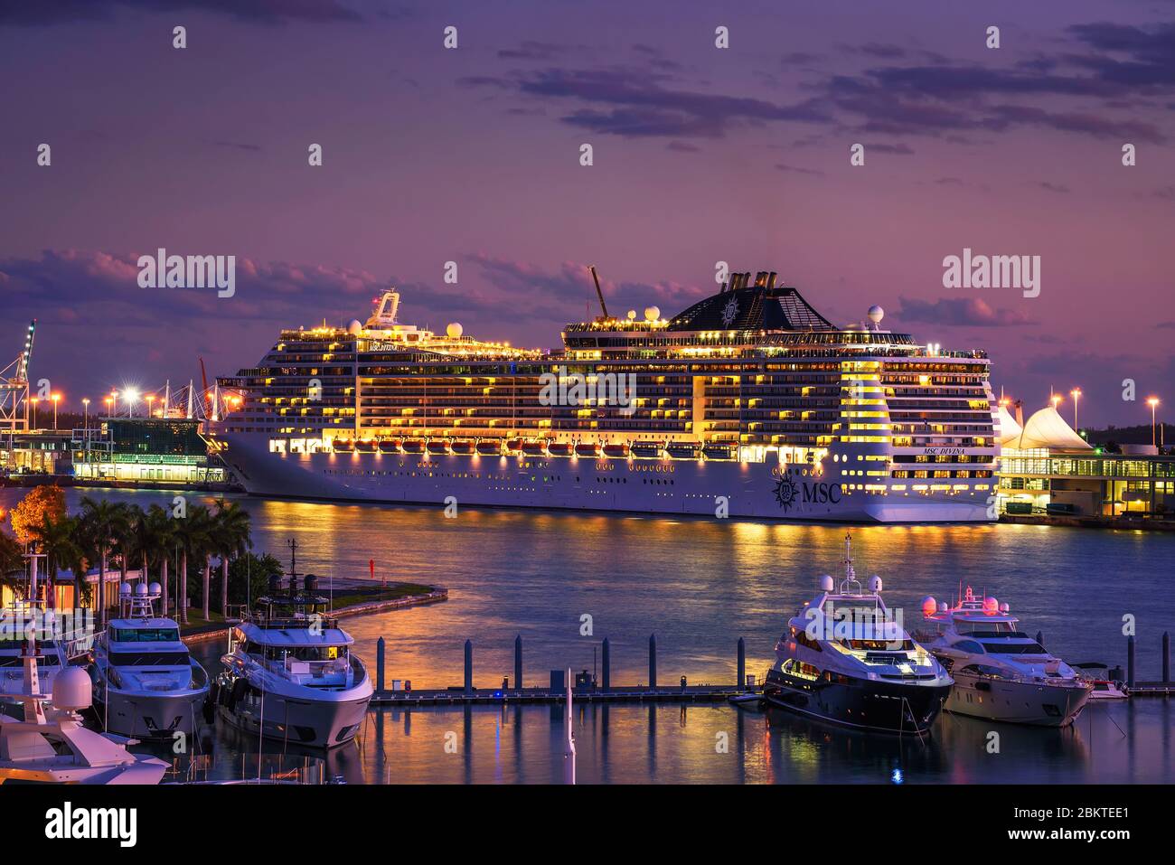 Crociera di lusso MSC Divina nel Porto di Miami al tramonto Foto Stock
