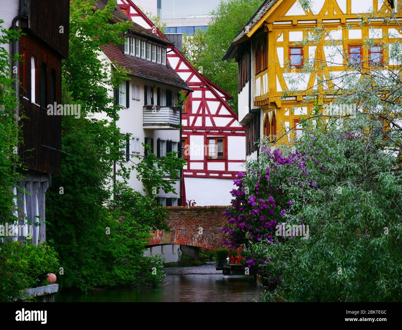 Ulm, Germania: Un ponte tra case a capriate nel quartiere dei pescatori Foto Stock