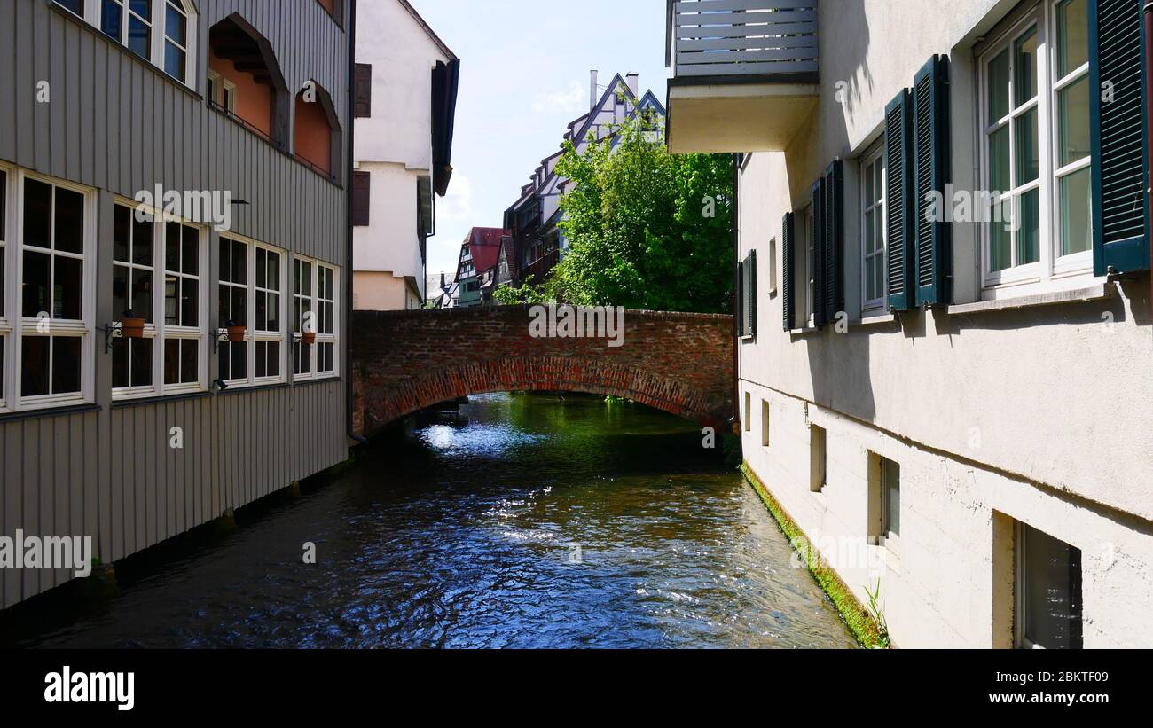 Ulm, Germania: Un ponte di mattoni su un canale nel quartiere dei pescatori Foto Stock