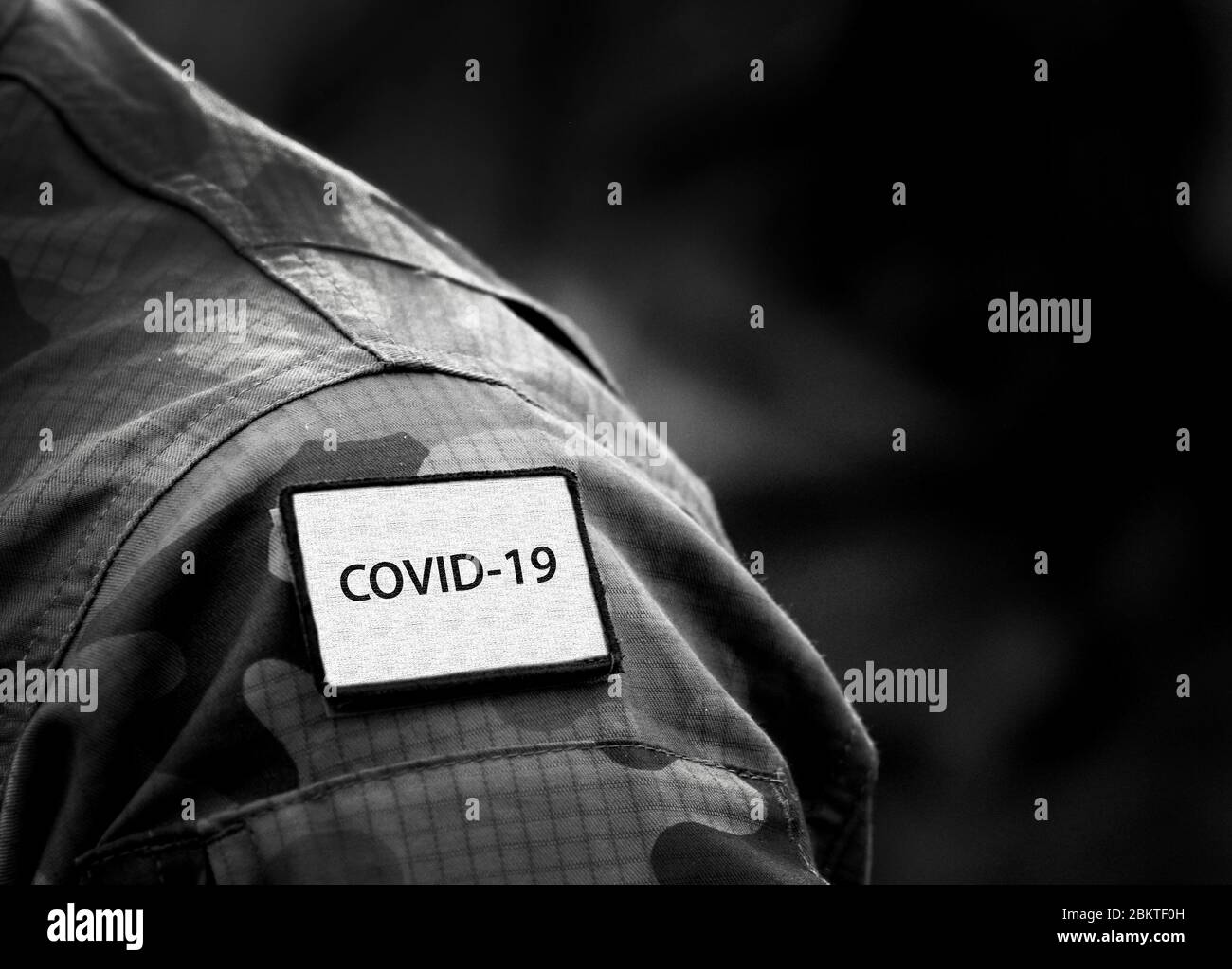 COVID-19 Iscrizione all'uniforme militare. Concetto COVID-19. Concetto di guerra di coronavirus. Spazio vuoto per il testo Foto Stock
