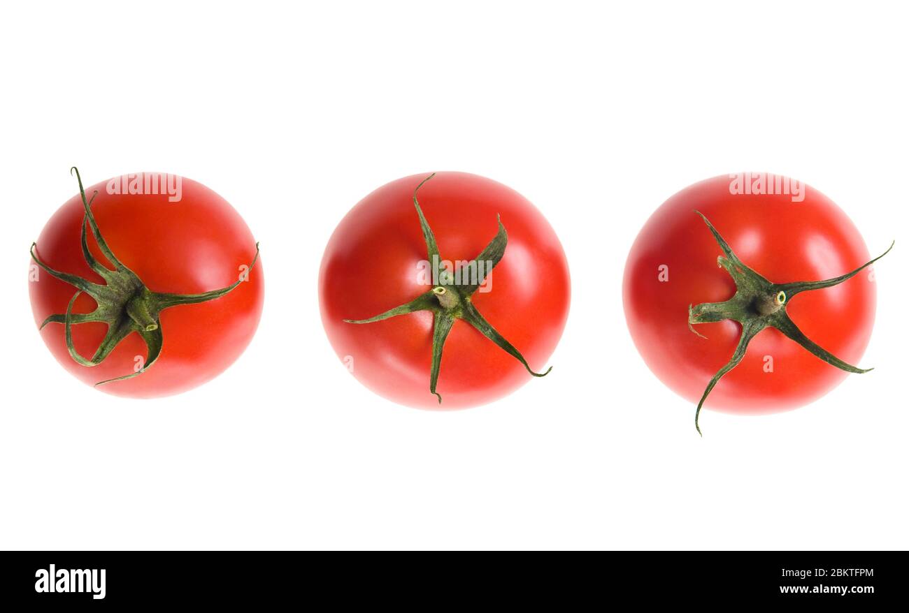 Pomodori rossi maturi freschi con gambo verde in fila, isolati su fondo bianco. Scatto studio. Foto Stock