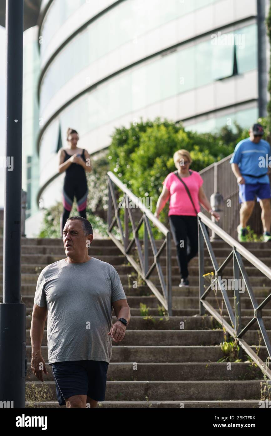 Persone che saliscono e scendono le scale come sport Foto Stock