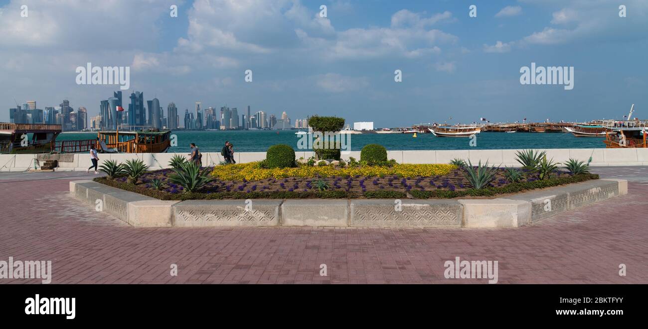 Doha, Qatar - Nov 21. 2019. Vista dei grattacieli di West Bay Doha dal Golfo dal lungomare Corniche Foto Stock