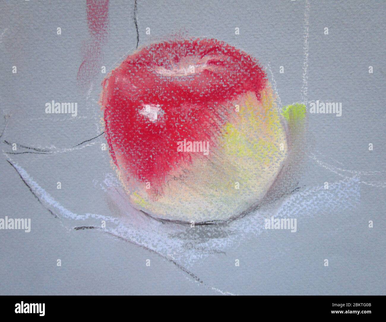 Pastello una mela rosa su sfondo grigio Foto Stock