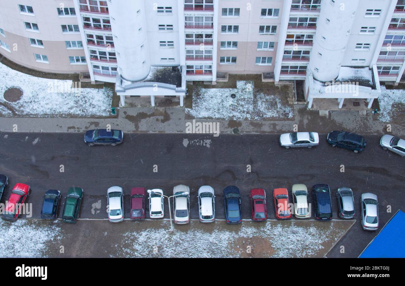 Parcheggio nella vista del cortile dall'alto. Parcheggio nel cortile in inverno Foto Stock