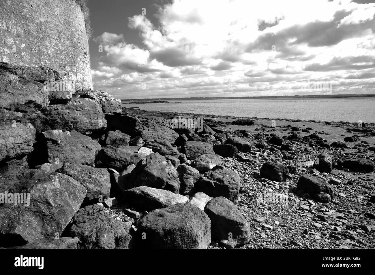 Charlston Rock e faro, vista da Sudbrook e Blackrock. Foto Stock