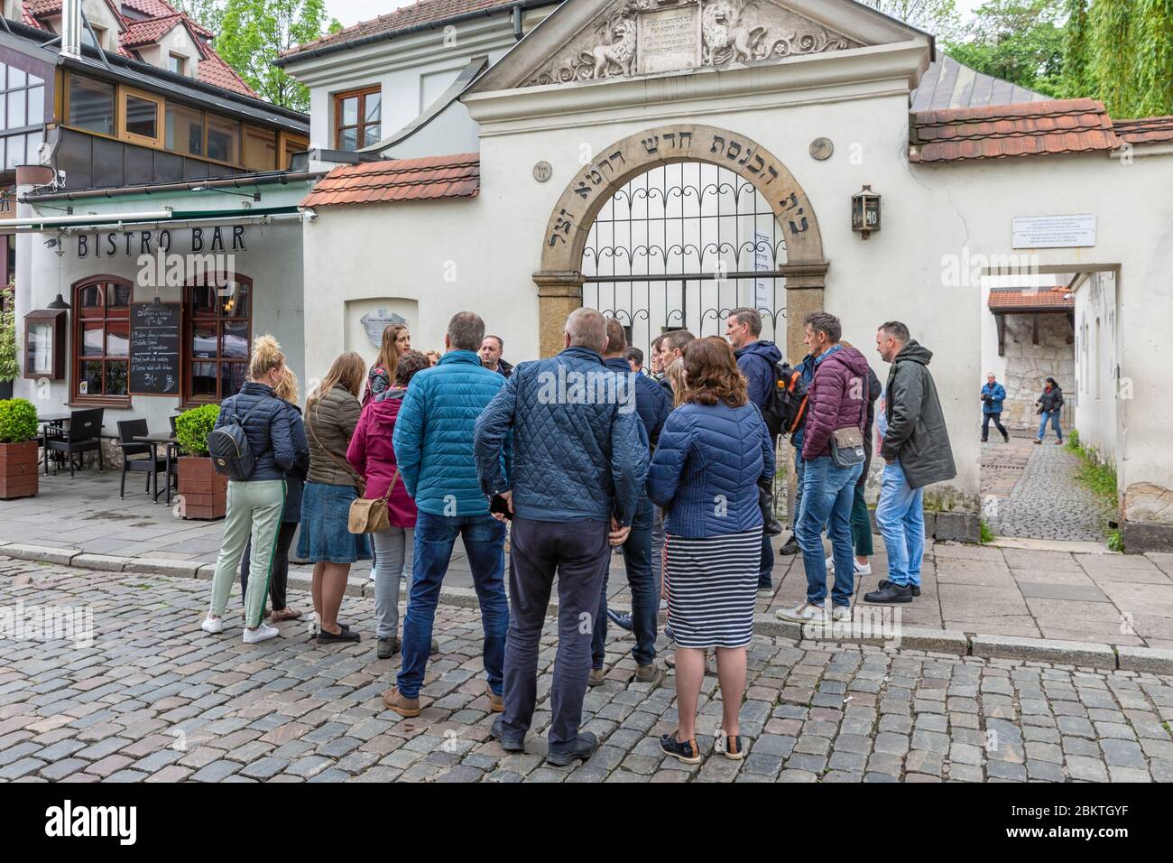 Guida con gruppo di turisti vicino alla Sinagoga di Remuh Cracovia Foto Stock