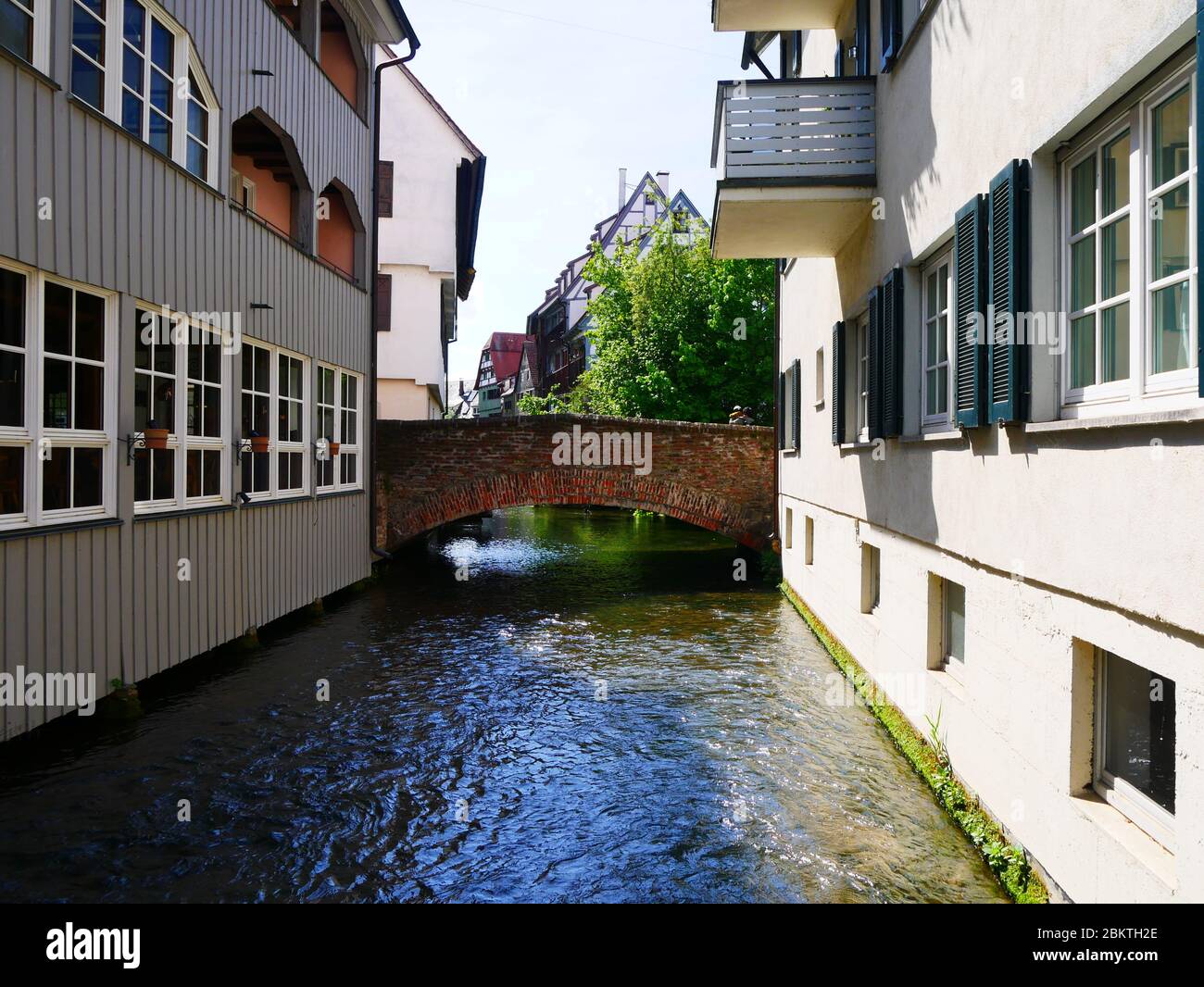 Ulm, Germania: Un ponte di mattoni su un canale nel quartiere dei pescatori Foto Stock