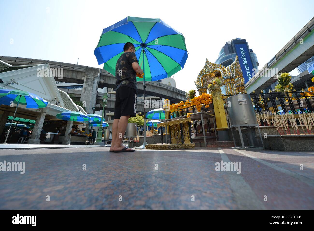 Bangkok, Thailandia. 05 maggio 2020. Persone che indossano maschere. Venite a rispettare il Santuario di Erawan, l'intersezione di Ratchaprasong, Ratchadamri Road, il distretto di Lumpini, il distretto di Pathumwan, Bangkok, Thailandia durante la crisi di Coronavirus (COVID-19). (Foto di Teera Noisakran/Pacific Press/Sipa USA) Credit: Sipa USA/Alamy Live News Foto Stock