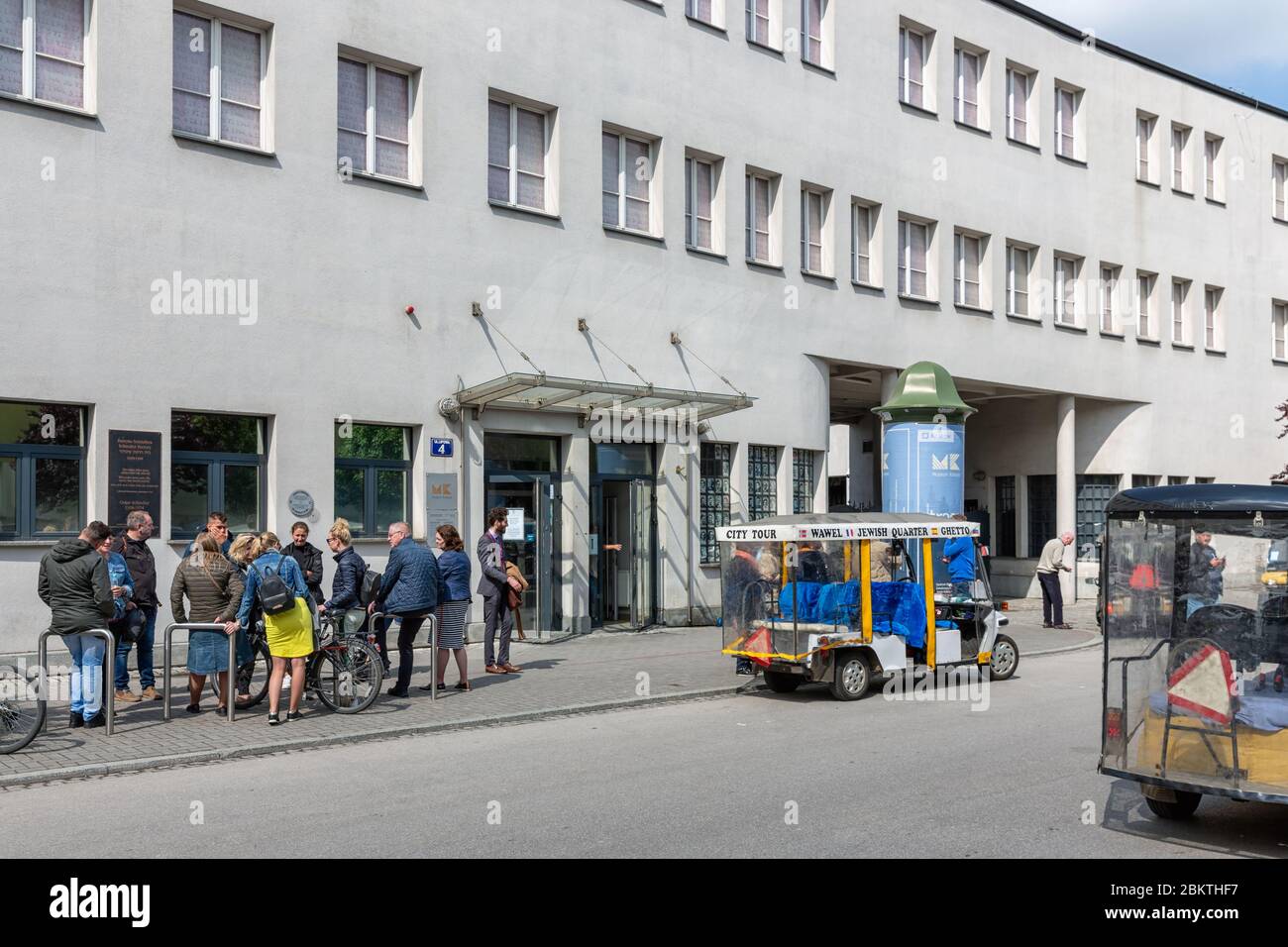 I visitatori del film di Spielberg si trovano vicino alla fabbrica Oscar Schindler di Cracovia Foto Stock