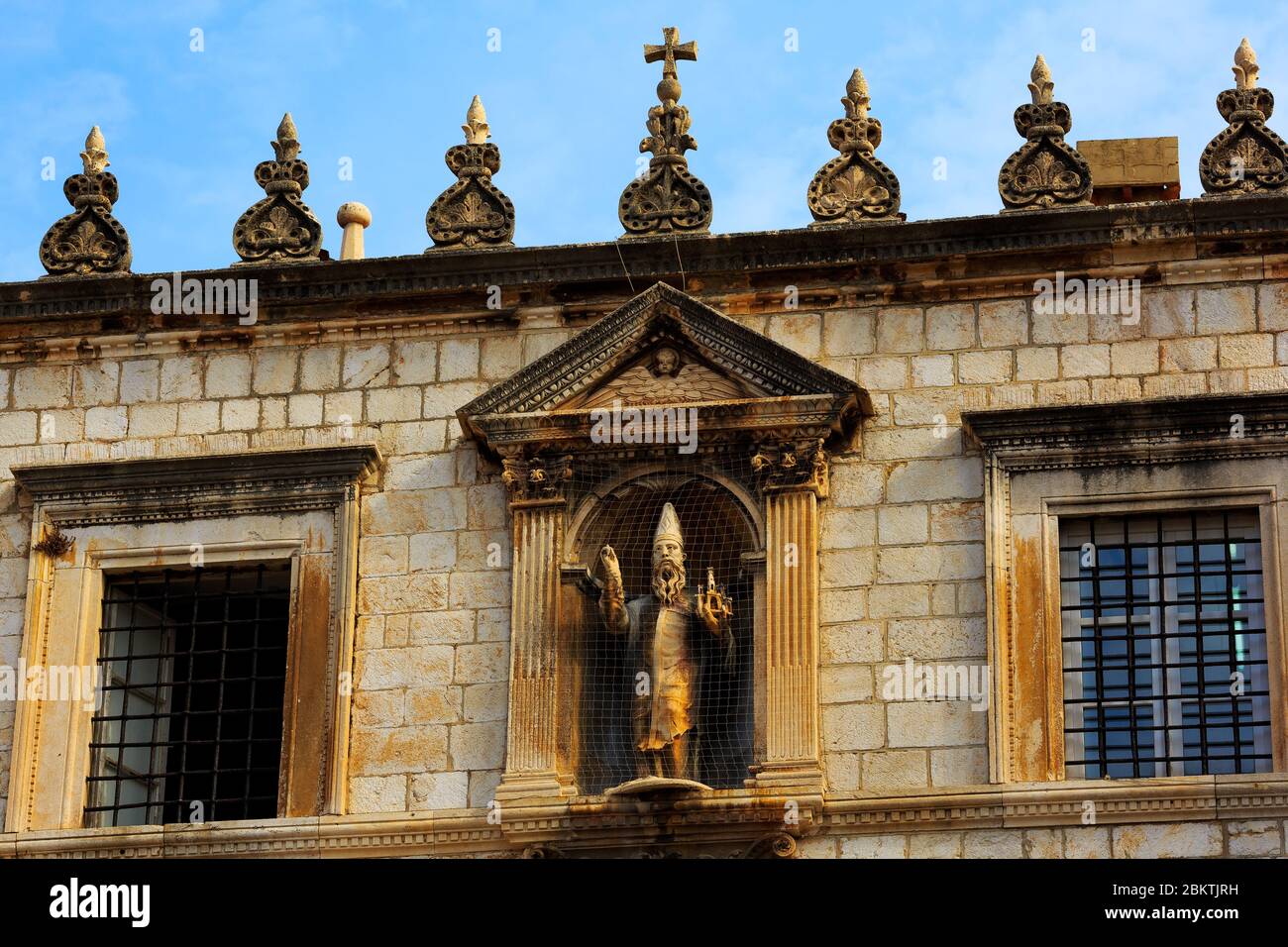 Un santo adorna la facciata di un edificio nella Città Vecchia, Dubrovnik, Croazia il 1 settembre 2019. Foto Stock