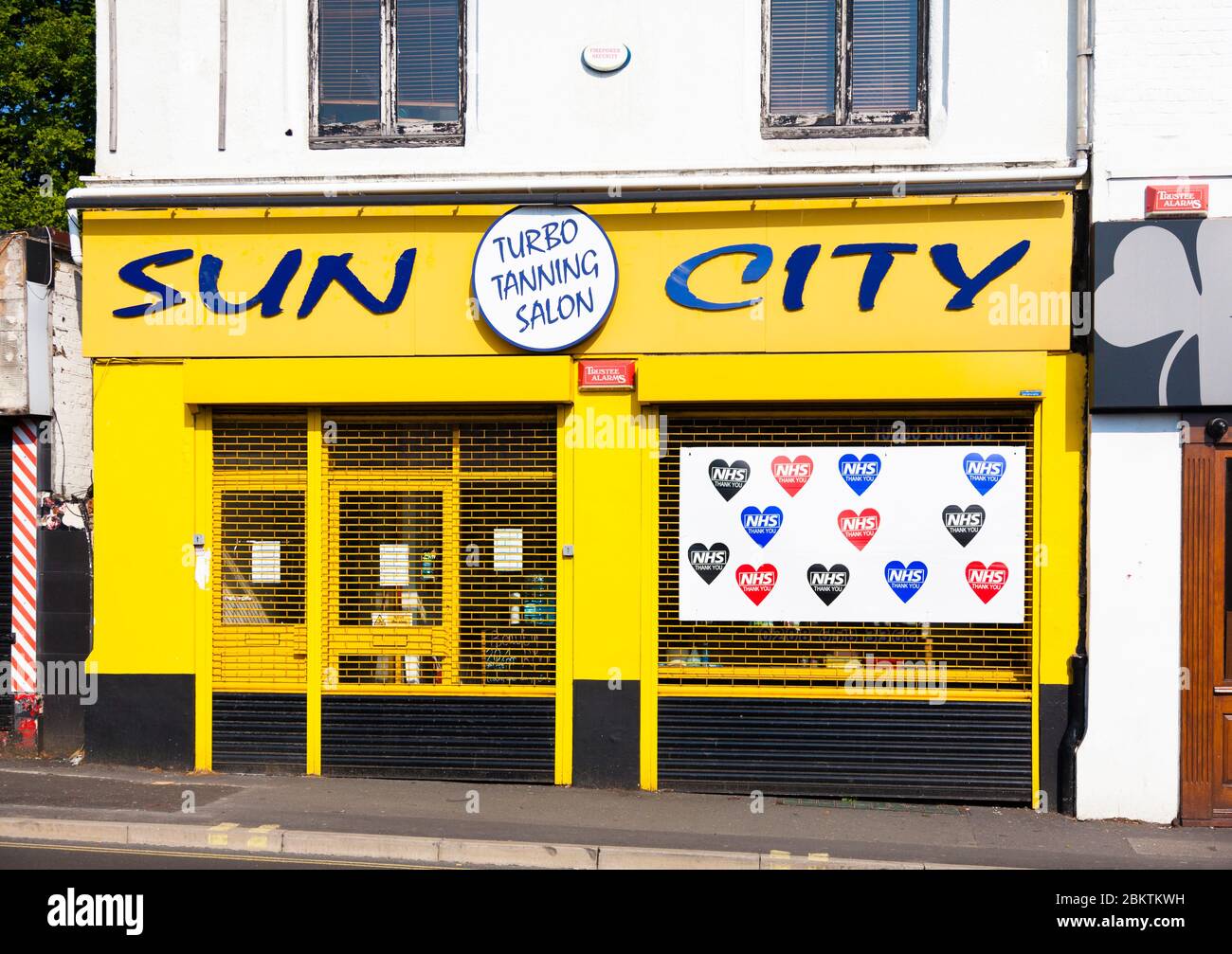 Sun City Tanning Salon, High Street, Beckenham, Londra, Regno Unito. Bloccato durante l'epidemia di covid-19, con segno di sostegno NHS. Foto Stock