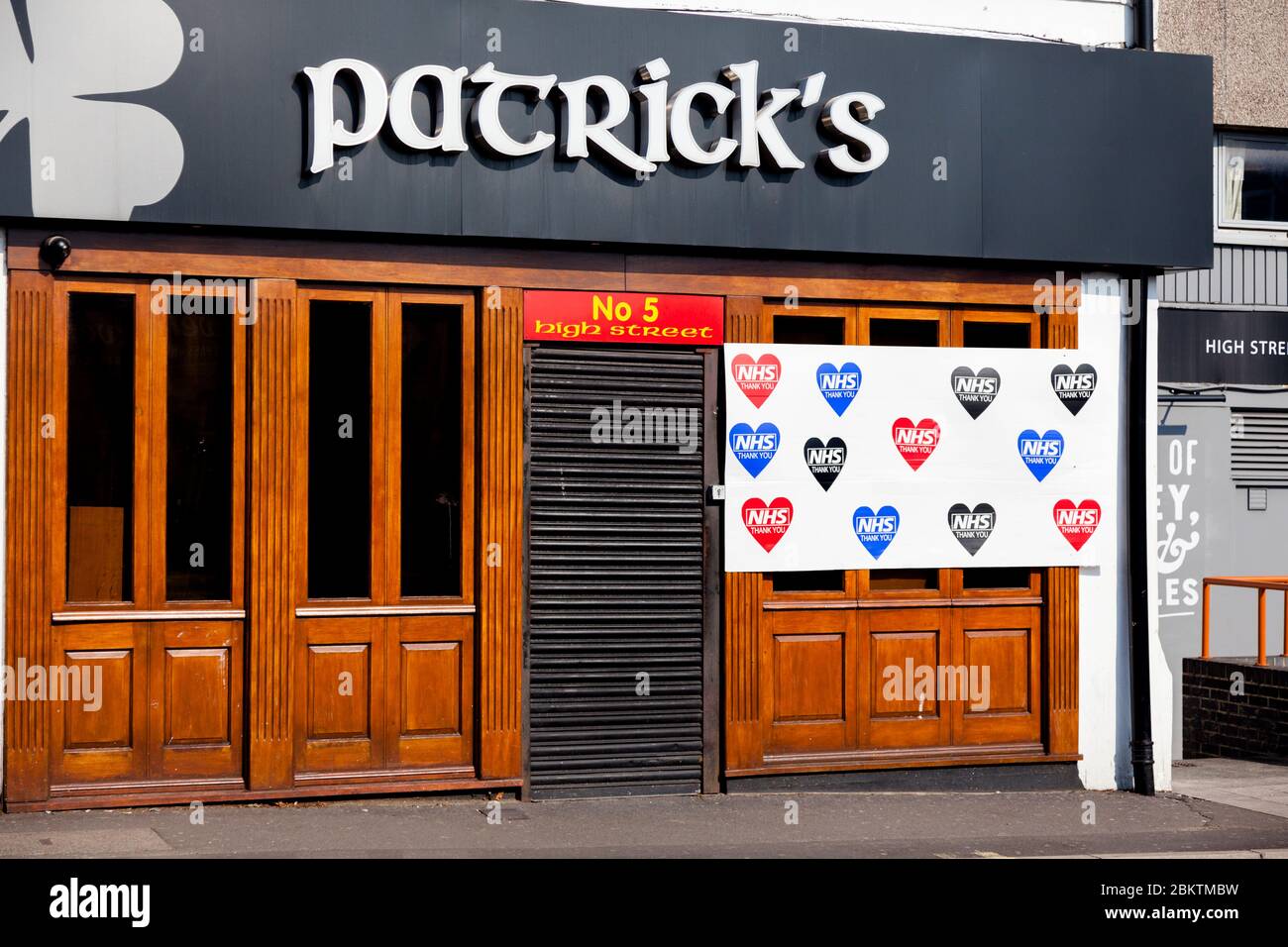 Patrick's Bar, High Street, Beckenham, Londra, Regno Unito. Bloccato durante l'epidemia di covid-19, con segno di sostegno NHS. Foto Stock