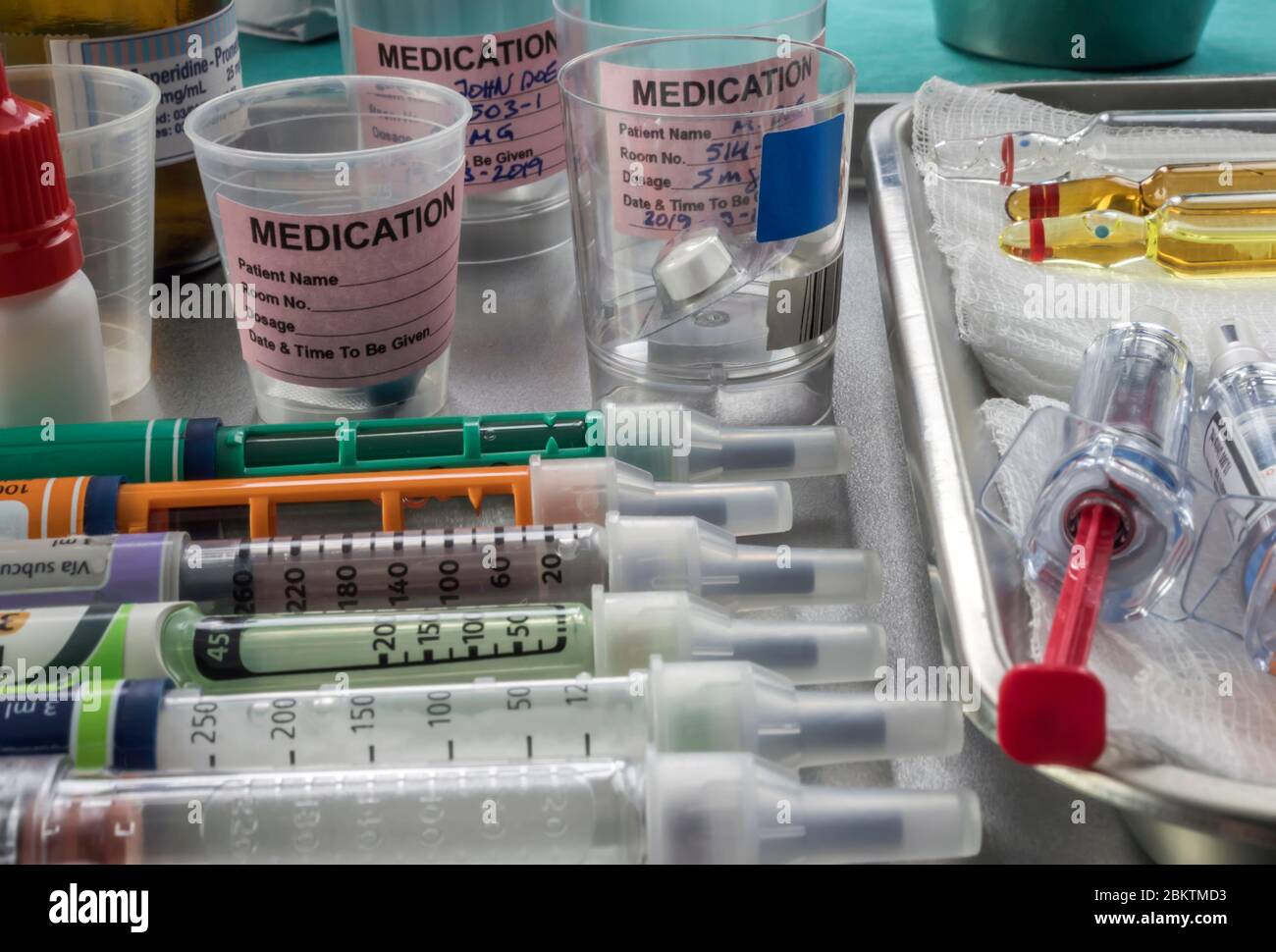 Siringhe di farmaci per insulina vicino ai flaconcini di medicinali preparati in ospedale, immagine concettuale Foto Stock