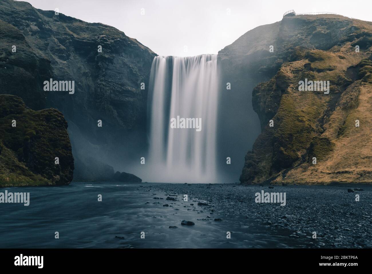 Una foto a lunga esposizione della cascata islandese chiamata Skogafoss durante l'epidemia di COVID senza persone Foto Stock