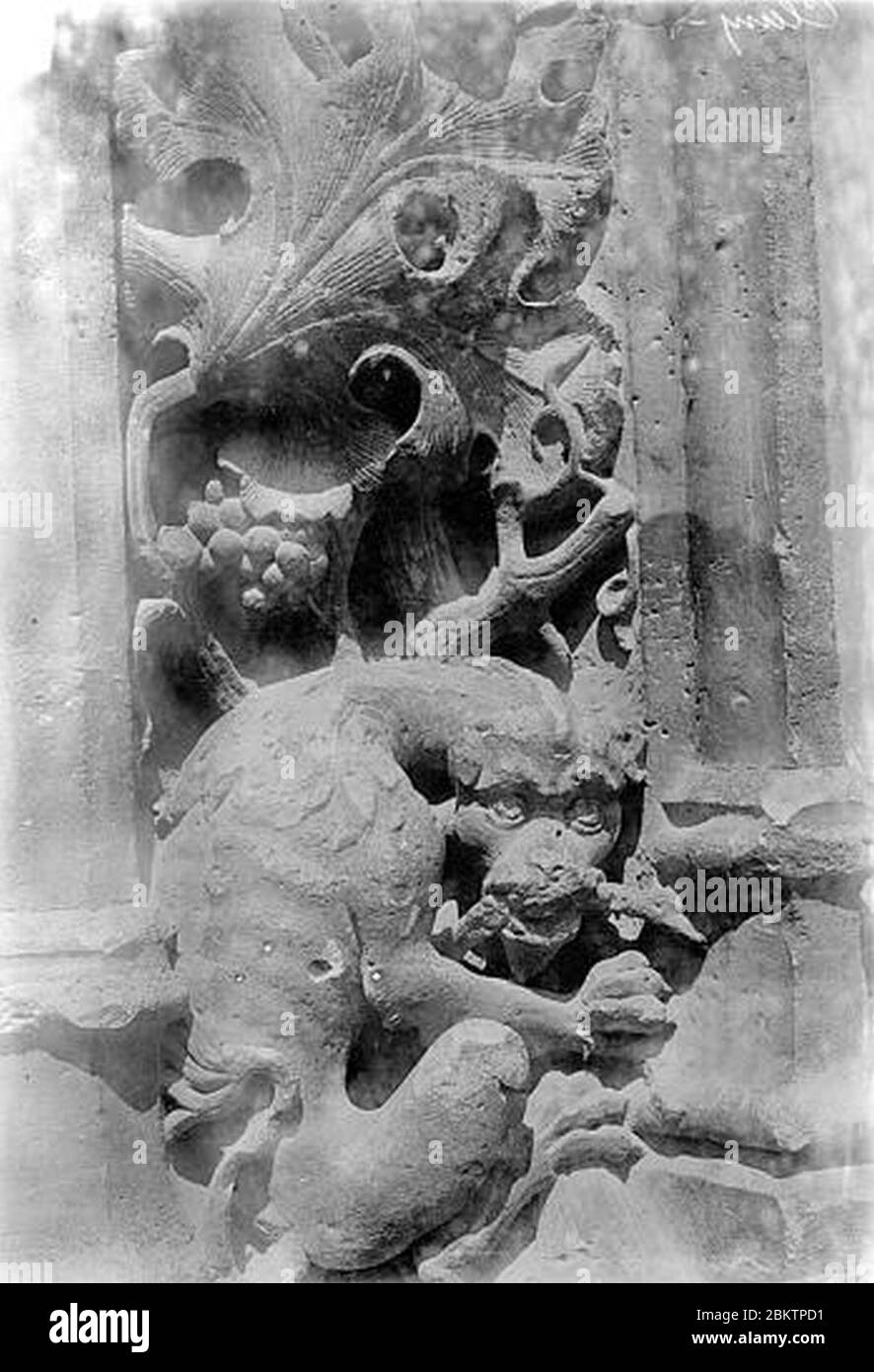 Hôtel de Cluny (ancien) Musée de Cluny - Portail. Détail de sculpture Animal fantasique - Paris 05 - Médiathèque de l'architecture et du patrimoine - Foto Stock