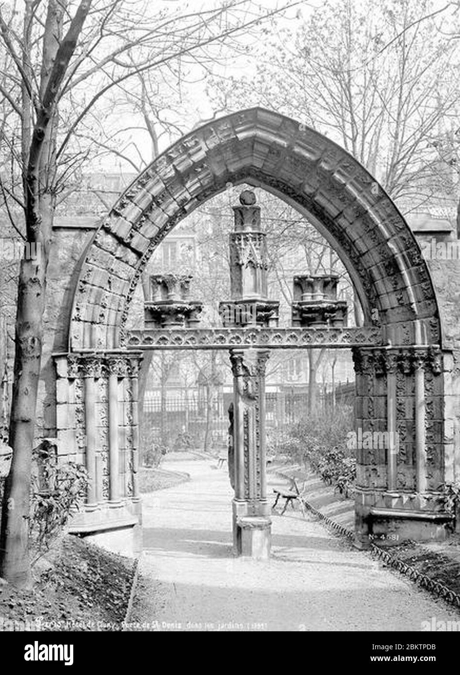 Hôtel de Cluny (ancien) et Palais des Thermes Musée de Cluny - Porte de Saint-Denis dans les jardins - Paris 05 - Médiathèque de l'architecture et du patrimoine - Foto Stock