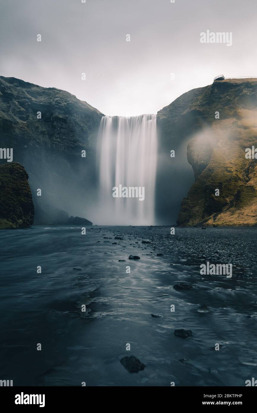 Una foto a lunga esposizione della cascata islandese chiamata Skogafoss durante l'epidemia di COVID senza persone Foto Stock