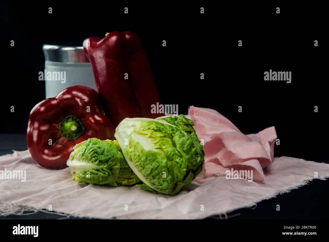 ancora vita con peperoni, lattughe e tovaglie Foto Stock