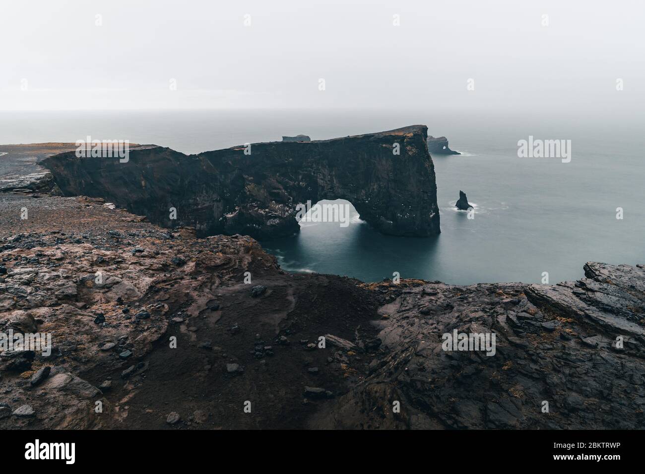 Una famosa roccia chiamata Dyrholaey si trova in Islanda vicino alla città di Vik. Questa roccia è un bersaglio molto popolare per i fotografi in qualsiasi condizione meteorologica Foto Stock