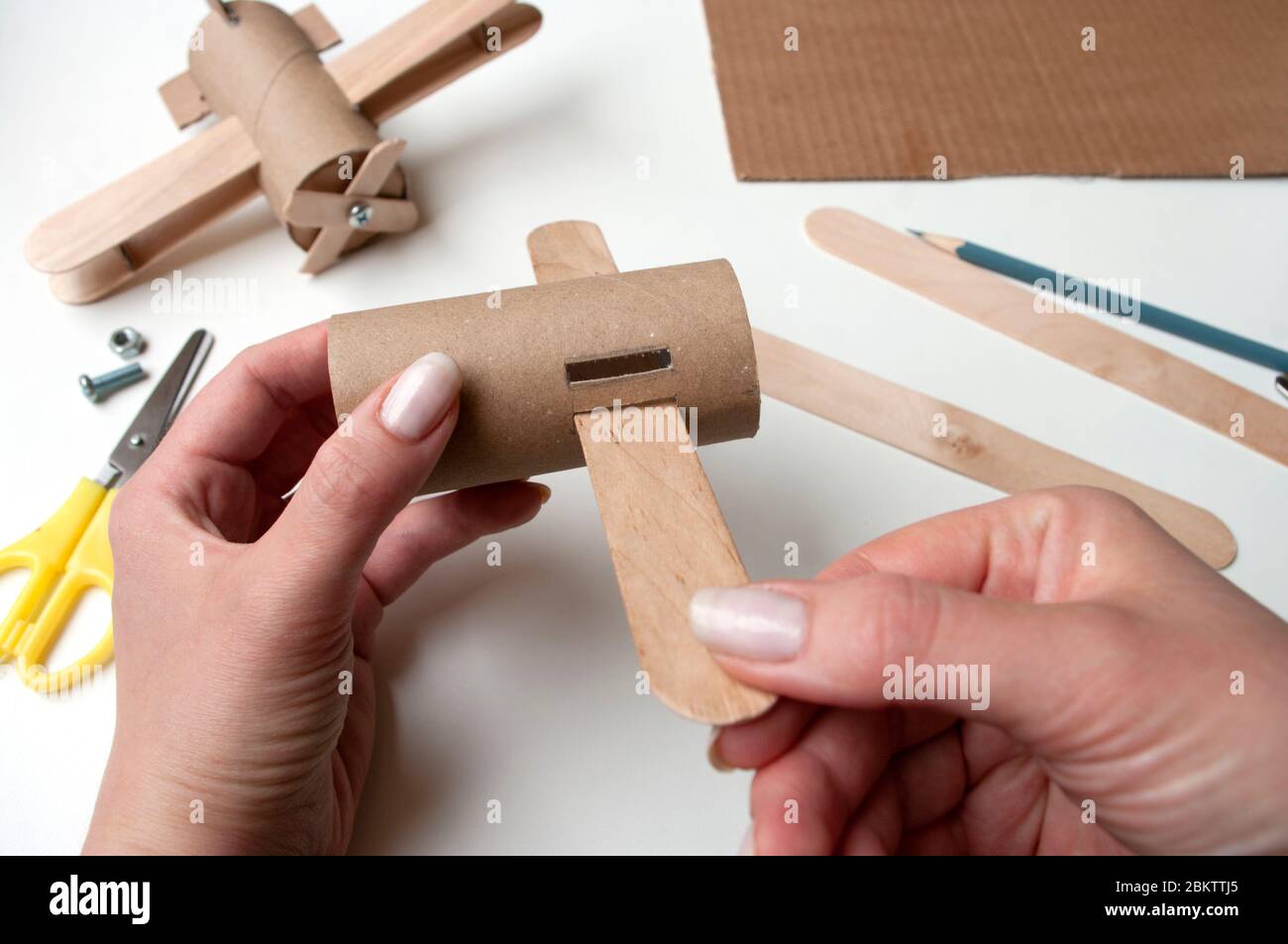 Come fare l'aereo. Giocattolo fatto a mano, zero sprechi da rotolo di carta  igienica e bastoncini di papicolo. Per bambini e genitori. Fase 4, provare  prima le ali Foto stock - Alamy