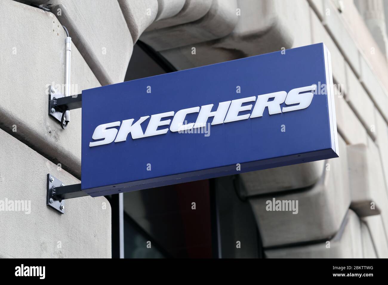 Skechers firma fuori dal negozio del marchio situato in un vecchio edificio  a Zürich, Svizzera, marzo 2020. Negozio di abbigliamento sportivo alla  moda. Foto a colori Foto stock - Alamy