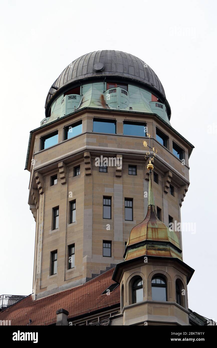 Vecchia architettura della città vecchia nel centro di Zürich, Svizzera, marzo 2020. Splendidi edifici antichi con molti dettagli architettonici e cielo. Foto Stock