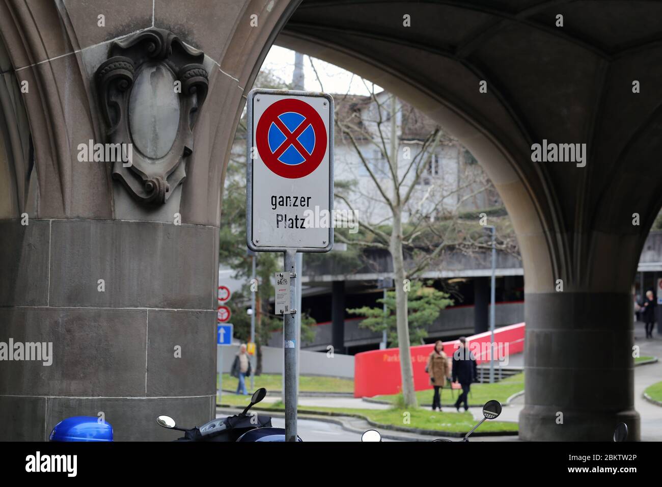 Parcheggio non disponibile nel centro di Zürich, Svizzera, marzo 2020. Il cartello si trova sotto un vecchio ponte. C'è anche un parco e alcuni pedonali Foto Stock