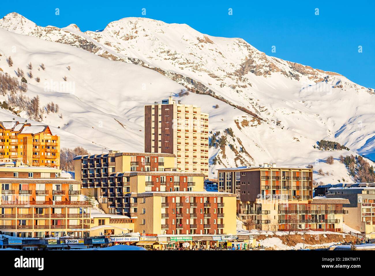 Orcières Stazione sciistica vicino a Gap, Francia in una giornata invernale soleggiata Foto Stock