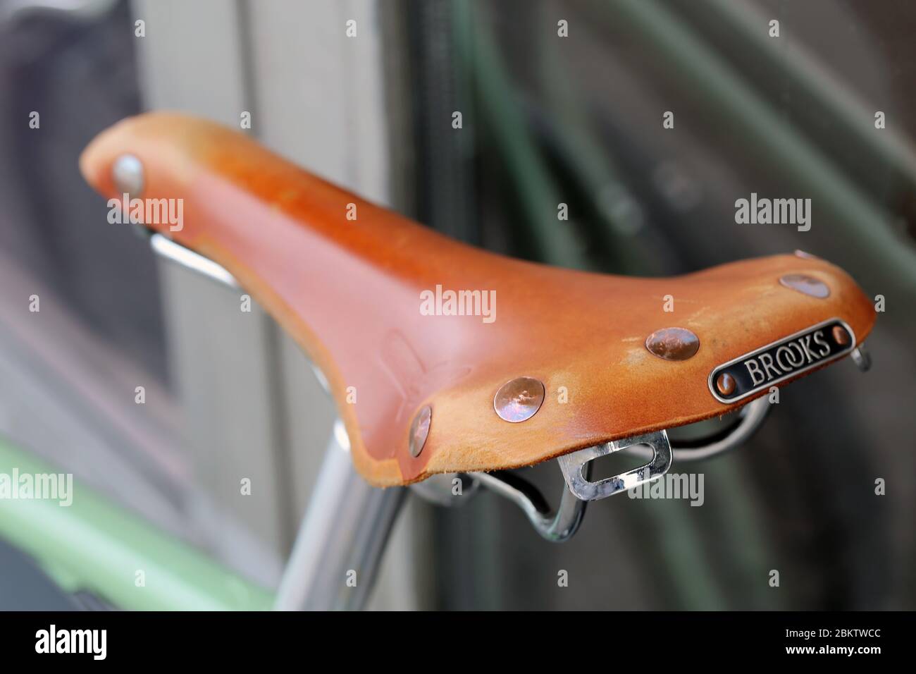 Sella marrone di una bicicletta, Zürich, Svizzera, marzo 2020. Questa moto ha un sedile in stile molto vecchio / retrò fatto di pelle e di metallo. Foto Stock