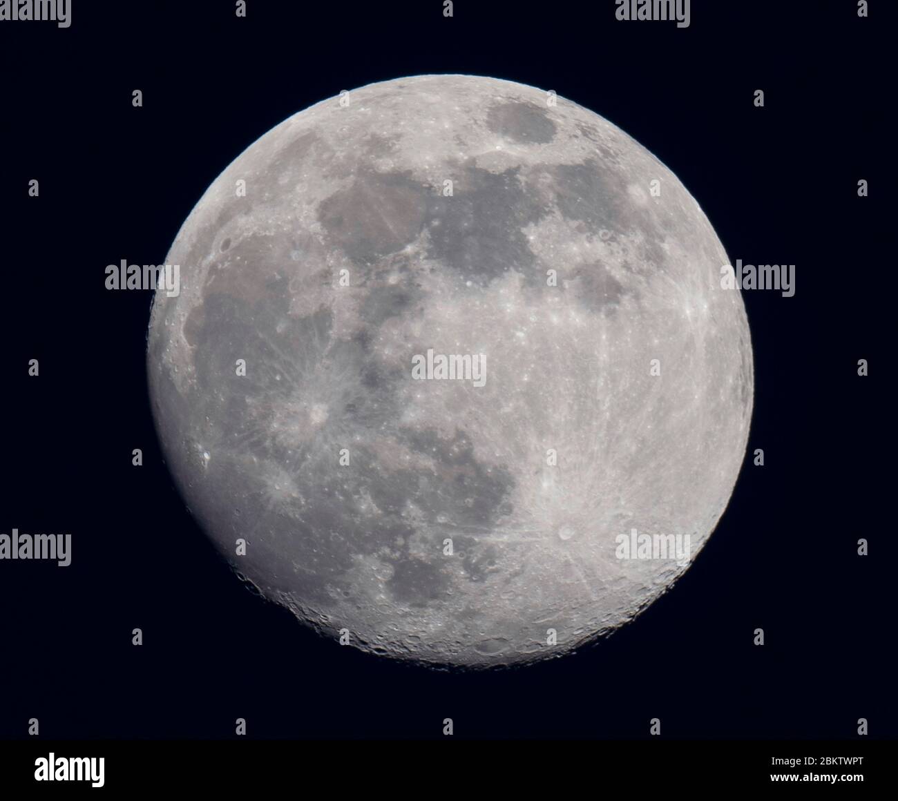 Londra, Regno Unito. 5 maggio 2020. Waxing gibbous Moon fase contro il cielo sera scuro due giorni prima dell'ultima Supermoon del 2020. Credit: Malcolm Park/Alamy Live News. Foto Stock