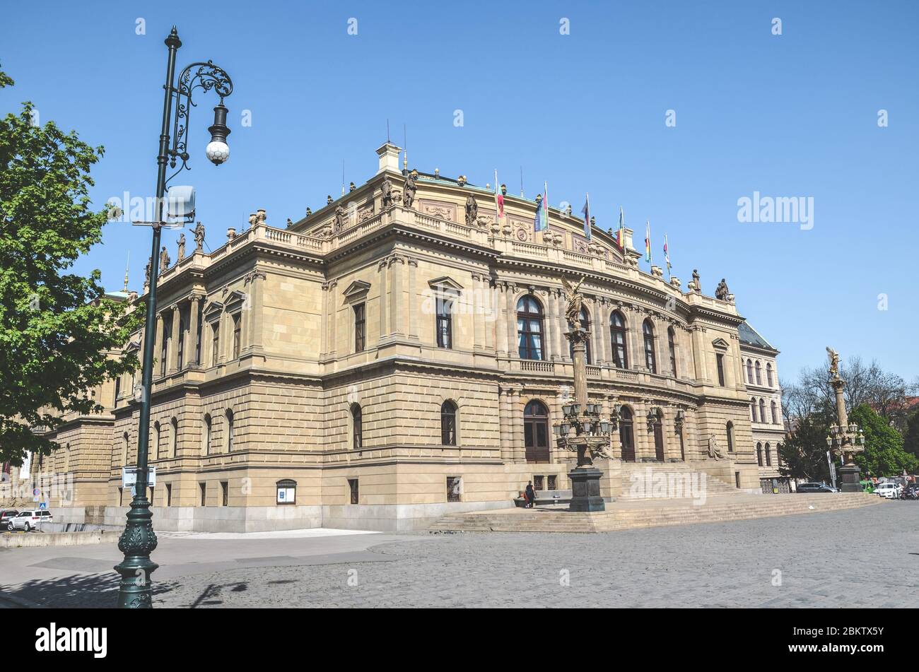 Praga, Repubblica Ceca - 23 aprile 2020: Edificio storico in stile neo-rinascimentale di Rudolfinum, sala concerti e sede dell'Orchestra Filarmonica Ceca. Foto orizzontale. Foto Stock